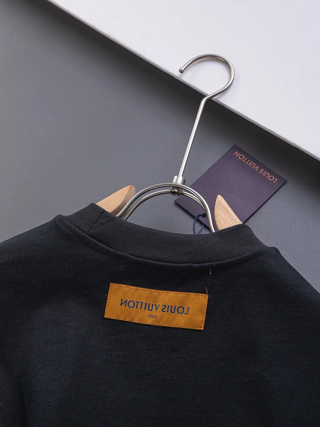 🅿️190 Louis Vuitton 1V micro-wide version S-Xl LV 25ss new product counters are on the shelves at the same time. Colorful purple letter design embroidery. Letter embroidery round neck short-sleeved T-shirt, same style for men and women! Synchronized with the official website, pure cotton fabrics at the counter! It is close to the skin and comfortable, durable and easy to wear. It has a classic and simple logo design and meticulous original craftsmanship. Short-sleeves, a must-have item for men, do not appear to be the same for the general public, but must be unique and eye-catching. This LV short-sleeve is all about quality, comfort, the same shape and fashion as always, including fabrics and cutting techniques. All of them have been made with great effort! 320 grams of washed pure cotton fabric, pure cotton is breathable, very refreshing and comfortable for daily wear. The rib knitting on the neckline is smooth and tight, and the neckline will not be skewed if you toss it at will. The loose version, you will find that it looks really good on the upper body. The overall is minimalist and neat, super versatile for daily use! Pair it casually with a pair of pants for a youthful look. A T-shirt will make your outfit crazy. It is a fashionable item that can never go wrong! Black, white, size: S-XL Size chart: S: Shoulder width 50-Bust 54-Length 70 M: Shoulder width 52-Bust 56.5-Length 72 L: Shoulder width 54-Bust 59-Length 74 XL: Shoulder width 56-Bust 61.5-Length 76